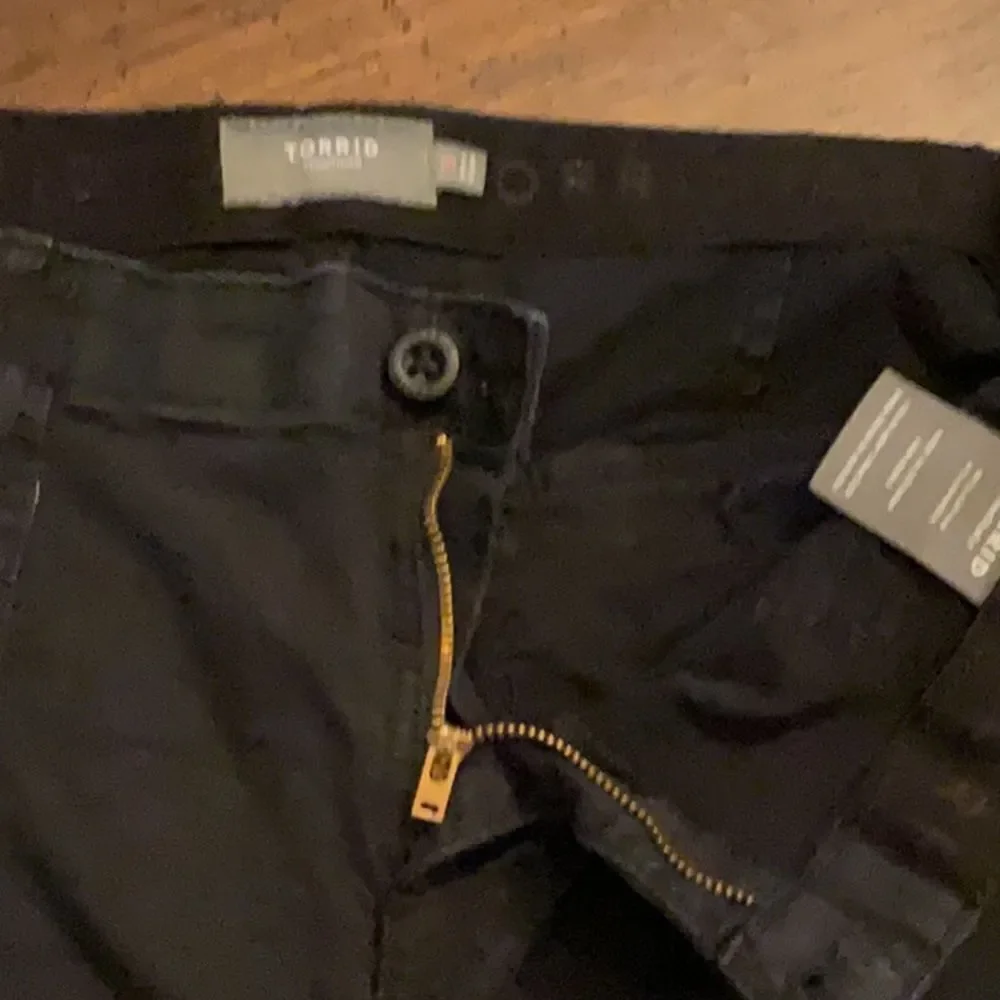 Torrid Women's Black Jeans Feel the Fit Jogger w/zippers at hem EUC Size 18